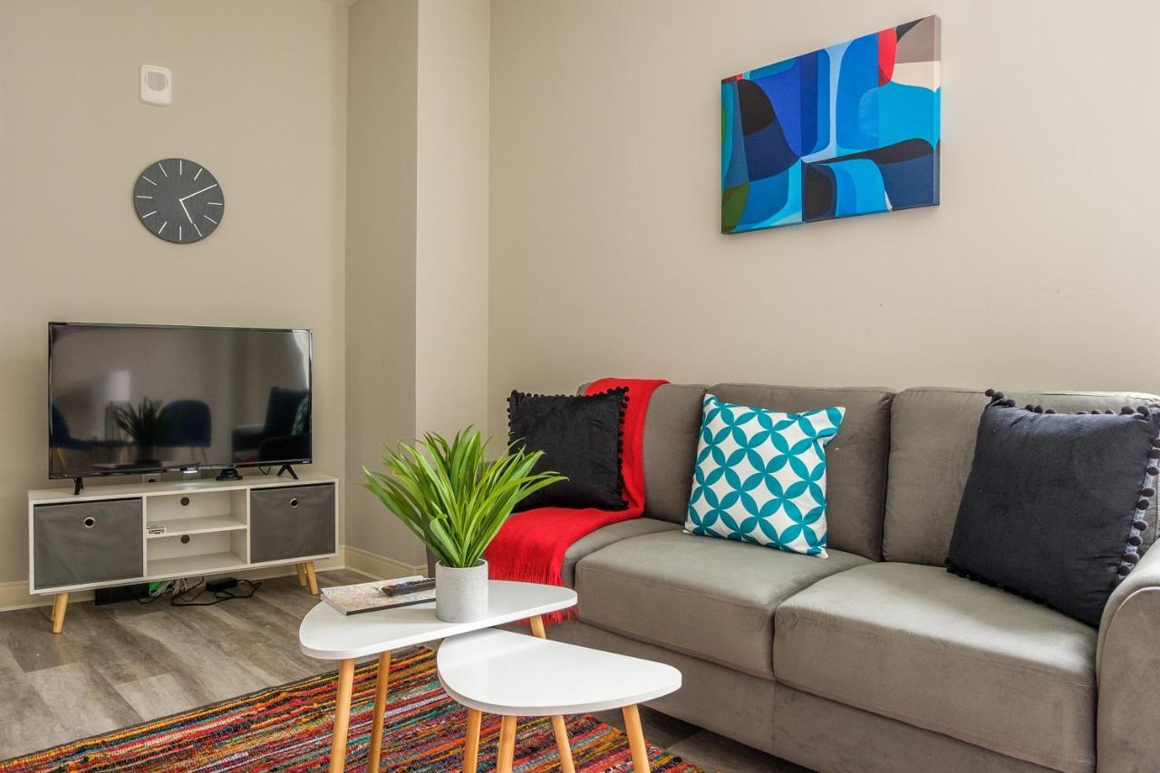 Frontdesk Athlon Apts Downtown Cleveland Apartment Room photo